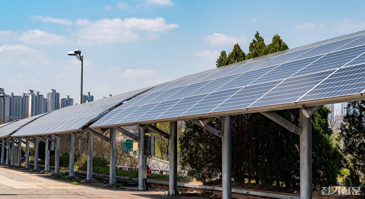 조달청이 태양광발전장치 업체를 대상으로 직접생산기준 위반 확인작업에 나서면서 업체들이 거세게 반발하고 있다. 현행 직생기준의 모호함으로 인해 대다수의 업체가 직생기준을 충족하지 못한 상황에서 조달청 조사를 통해 제재조치를 받게 되면 업계 전체가 공멸할 수 있기 때문이다.  한 공공기관에 설치된 태양광발전소와 구조물의 모습. (사진은 기사의 특정 사실과 관련 없음)