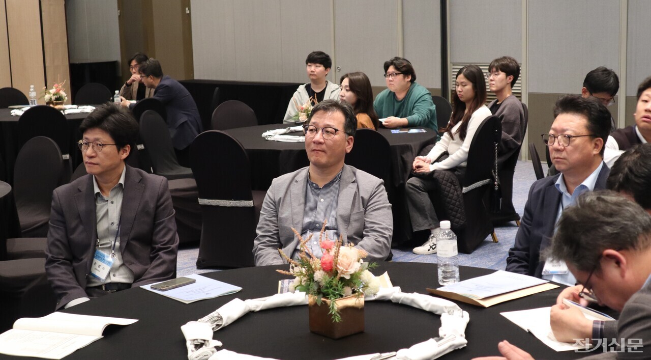 대한전기학회 전력기술부문회의 2023년 정기총회 및 추계학술대회에서 참가자들이 박종배 부문회장의 축사를 경청하고 있다.(사진=윤대원 기자)