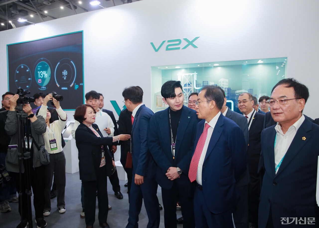 19일 대구 엑스코 대한민국 미래모빌리티엑스포 2023 개막식에서 내빈들이 대영채비 부스를 살펴보고 있다. 사진은 (왼쪽부터) 정민교 대영채비 대표, 홍준표 대구시장, 이만규 대구시의회 의장. (제공=대영채비)