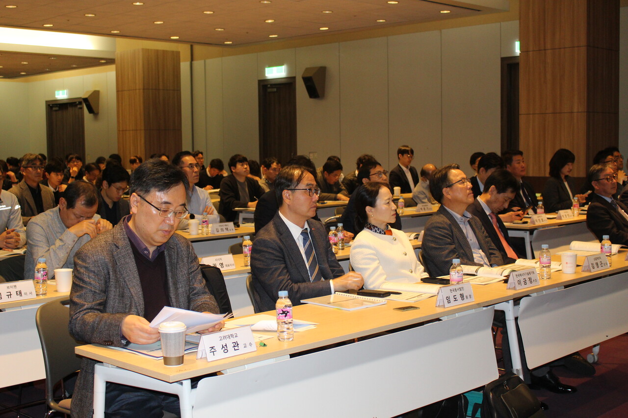 지난 7일 서울 삼성동 코엑스에서 진행된 ‘제6차 전력신산업 활성화 포럼 컨퍼런스’에서 전문가 및 관련 사업자 100여명이 발표를 듣고 있다. /사진=강수진 기자