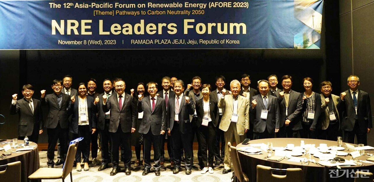 이창근 한국신재생에너지학회 회장(앞줄 왼쪽 다섯 번째)과 황주호 한국수력원자력 사장(앞줄 왼쪽 네 번째) 등 리더스포럼 참석자들이 기념촬영을 하고 있다. /촬영=김진후 기자