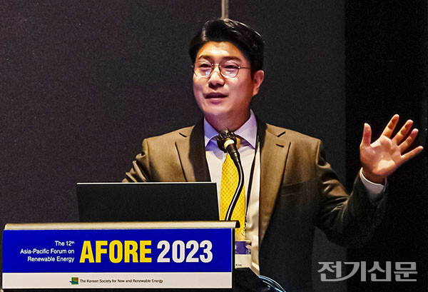 김동주 RPS EIA 전문가가 해외 환경영향평가 기준에 대해 발표하고 있다. /촬영=김진후 기자