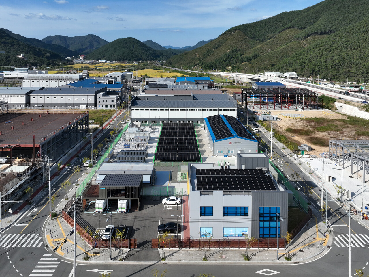 SK에코플랜트가 청정에너지 보급을 위해 세운 ‘경남창원그린에너지센터’. 태양광, ESS, 수소, 전기차 등 다양한 신재생에너지가 생산되고 있다. / 제공=SK에코플랜트