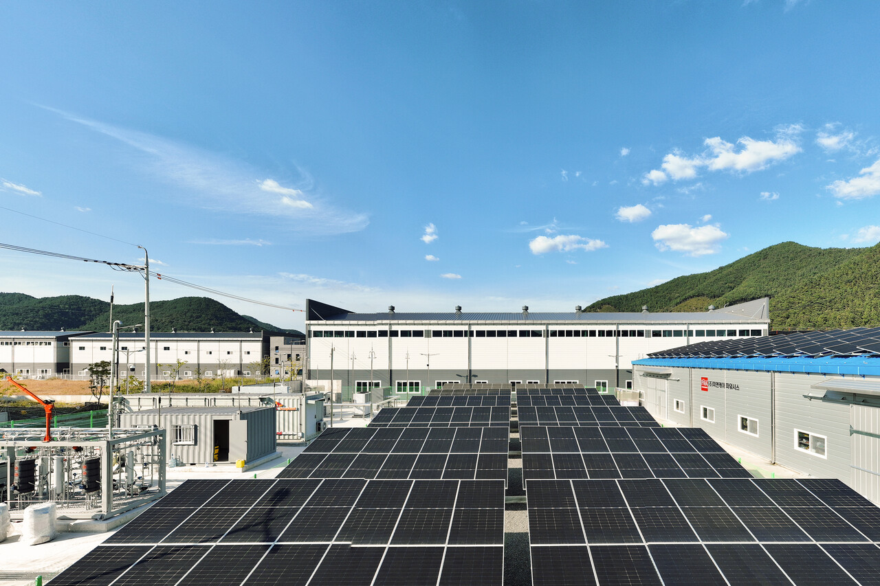경남창원그린에너지센터에 설치된 태양광 패널들이 전기를 생산하고 있다. /제공=SK에코플랜트