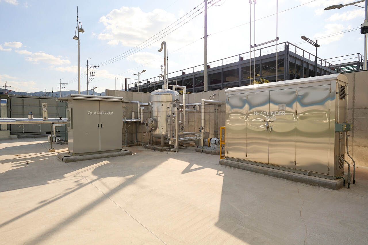 경남창원그린에너지센터에 설치된 수전해기 시설. 아직 실증단계를 거치고 있다. /제공=SK에코플랜트