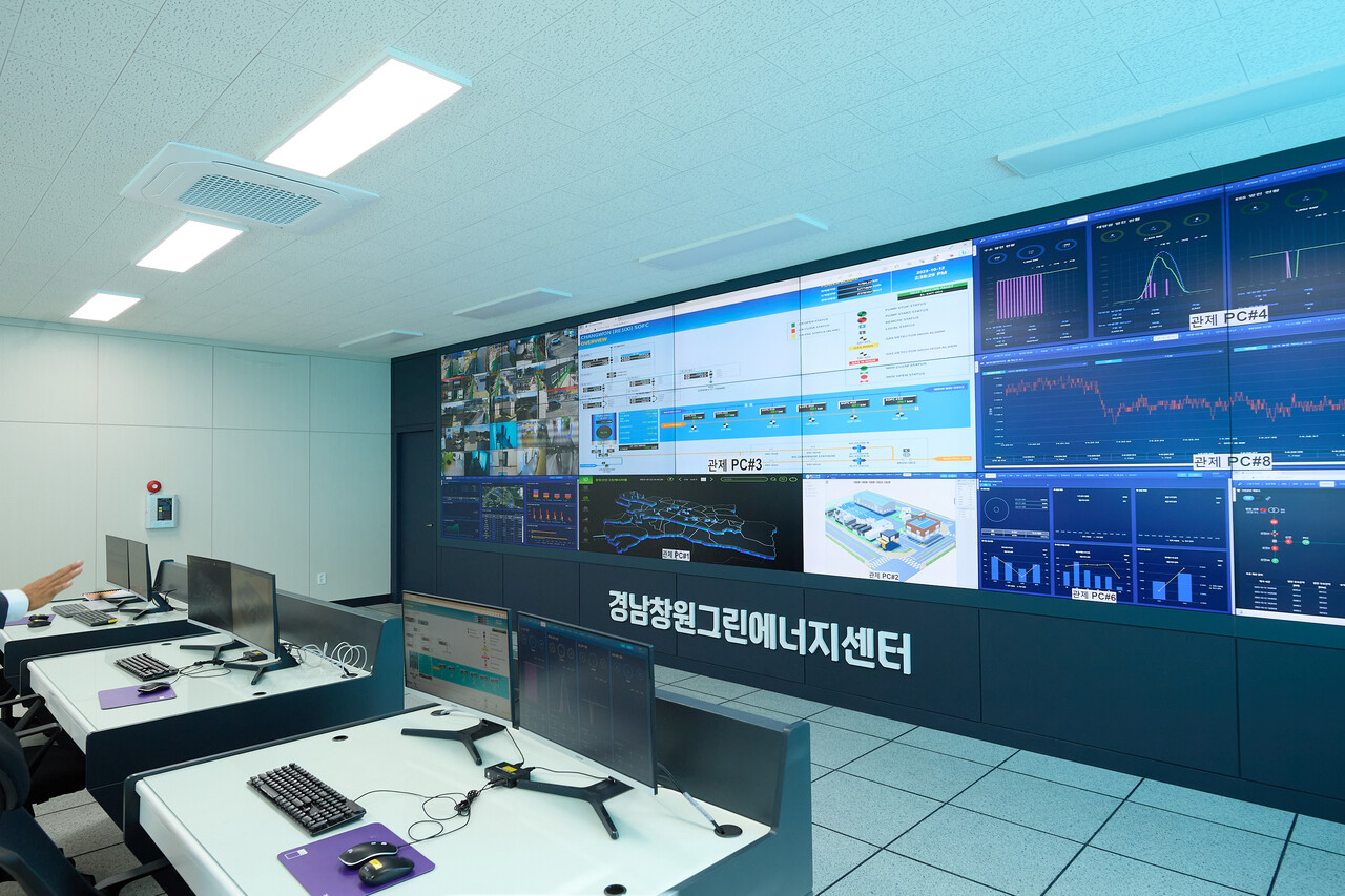 SK에코플랜트는 경남창원그린에너지센터 2층에서 1:多 PPA를 위해 전력 발전과 송배전을 모니터링하고 있다. /제공=SK에코플랜트