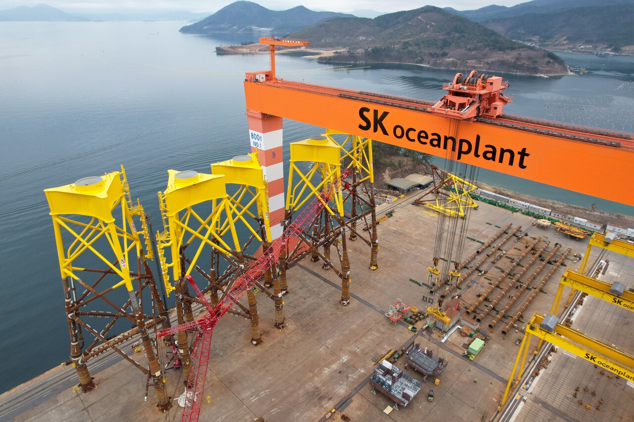 SK오션플랜트 골리앗크레인 아래에 서 있는 재킷 모습. /제공=SK에코플랜트