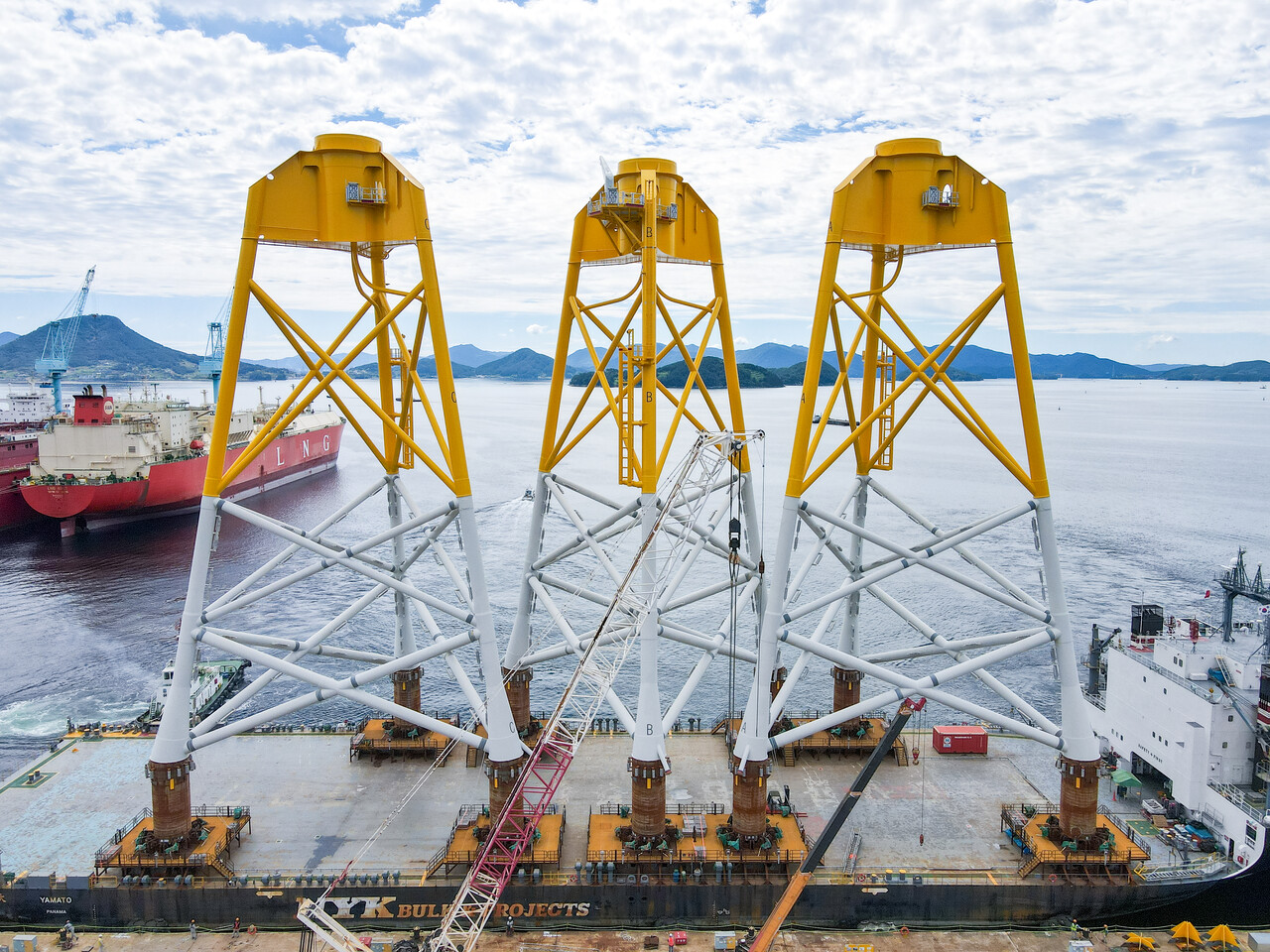 SK오션플랜트 해상풍력 하부구조물이 줄지어 운반선에 서있는 모습. /제공=SK오션플랜트