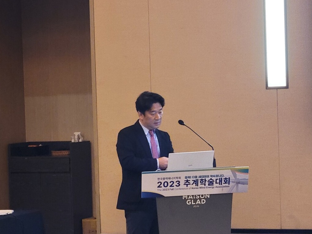 서영민 한국해상그리드산업협회 사무국장이 14일 제주 메종글래드에서 개최된 한국풍력에너지학회 추계학술대회에서 ‘해상그리드로 성장하는 대한민국’을 주제로 발표하고 있다. / 촬영=안상민 기자