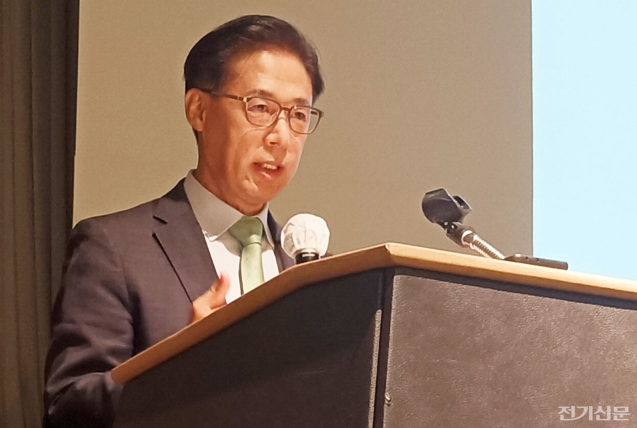 첫 발제자로 나선 이한우 울산TP단장이 ‘분산에너지 활성화 추진전략’을 주제로 발표하고 있다. / 촬영=윤재현 기자