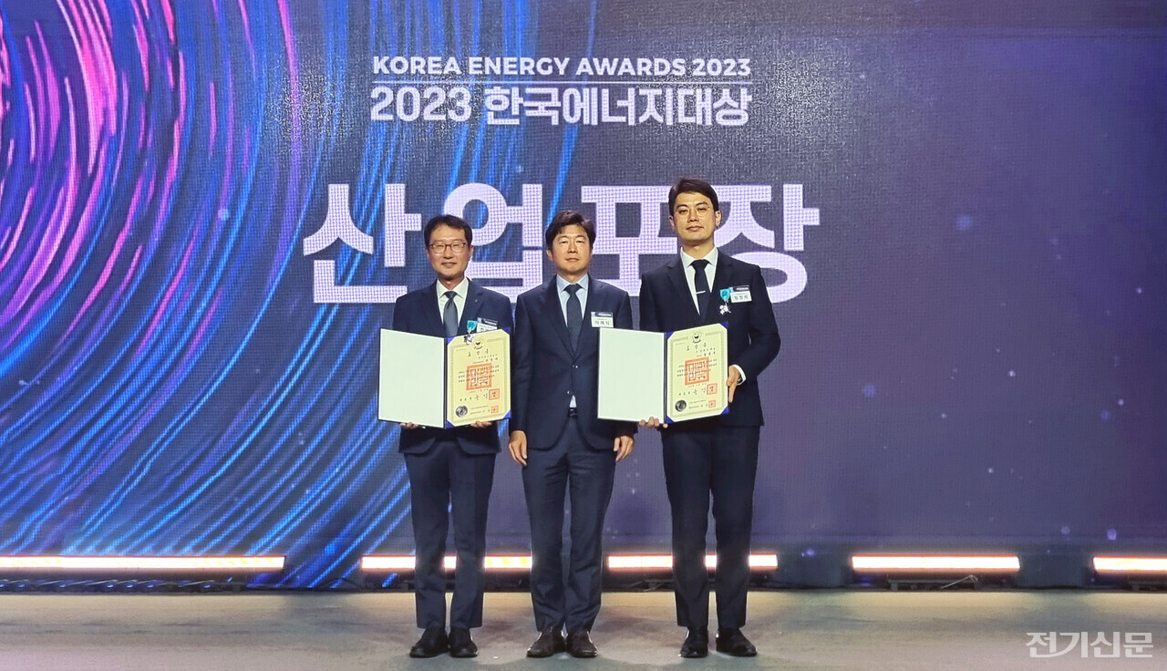 형정석 해줌 부문장(오른쪽 첫 번째) 등 주요 관계자가 산업포장 수상 후 기념촬영을 하고 있다. /제공=해줌