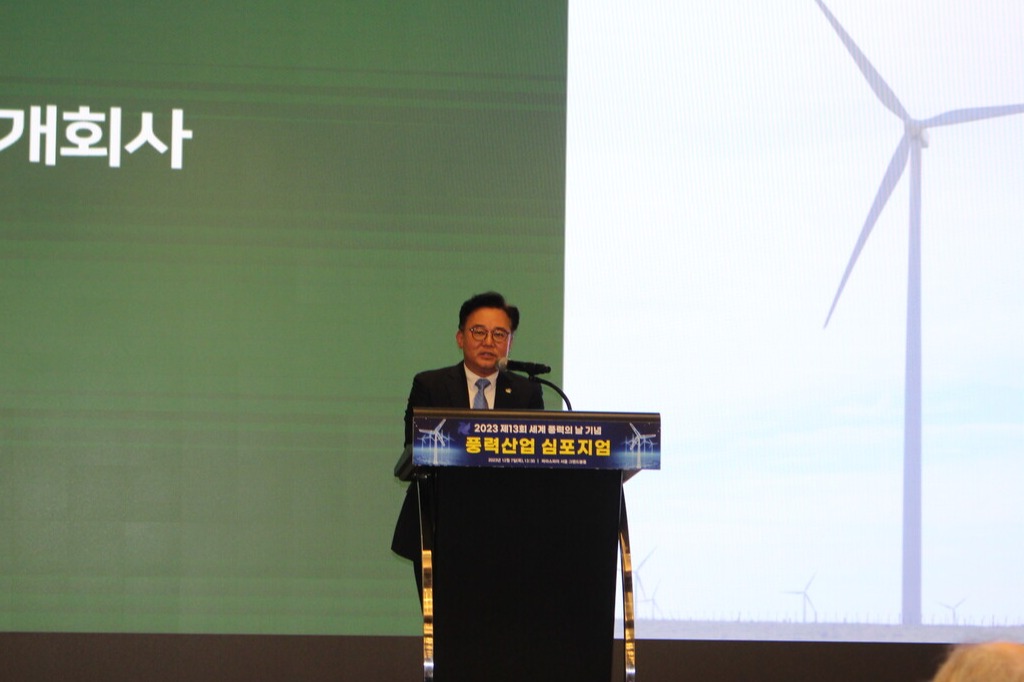 한국풍력산업협회 7일 서울 강북구 파라스파라 서울에서 ‘한국 풍력발전 비용 하락을 위한 선결 과제’를 주제로 ‘2023 세계 풍력의 날’ 심포지엄을 개최했다. 박경일 한국풍력산업협회 회장이 인사말을 하고 있다. / 촬영=안상민 기자