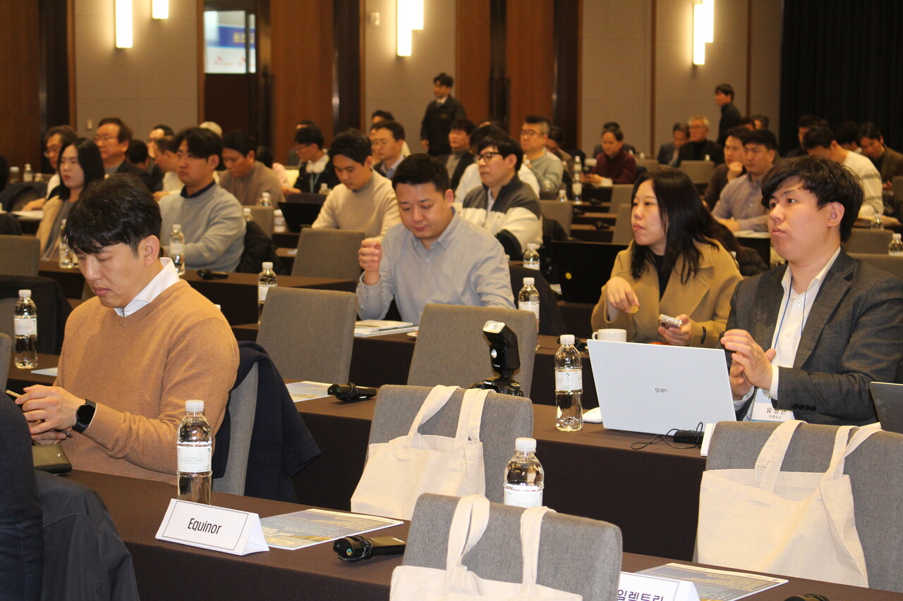 청중들이 리밍 챠오(Liming Qiao) 세계풍력에너지협회(GWEC) 아시아 대표의 온라인 발표를 듣고 있다. / 촬영=안상민 기자