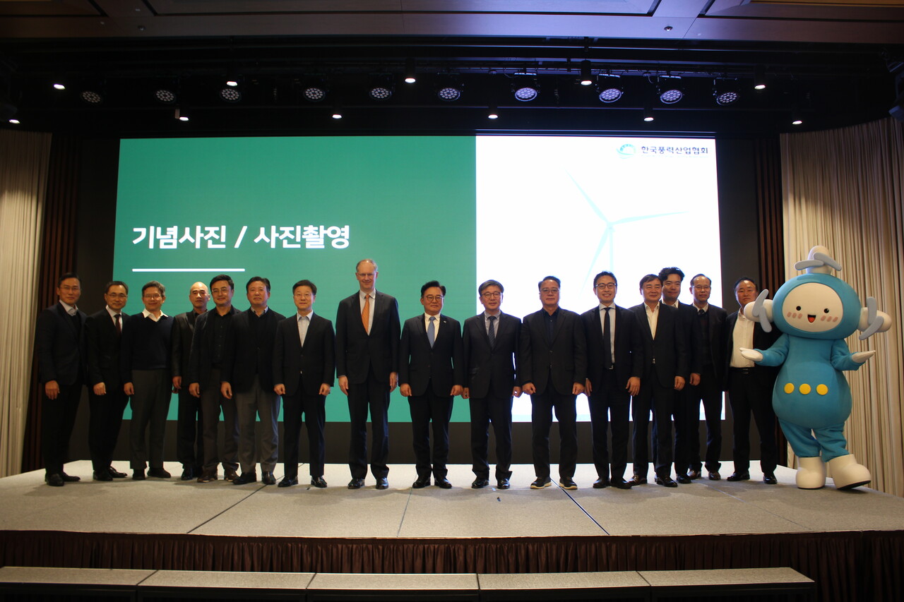 한국풍력산업협회 7일 서울 강북구 파라스파라 서울에서 ‘한국 풍력발전 비용 하락을 위한 선결 과제는’을 주제로 ‘2023 세계 풍력의 날’ 심포지엄을 개최했다. 국내 개발사 및 행사 관계자들이 기념사진을 찍고 있다. / 촬영=안상민 기자