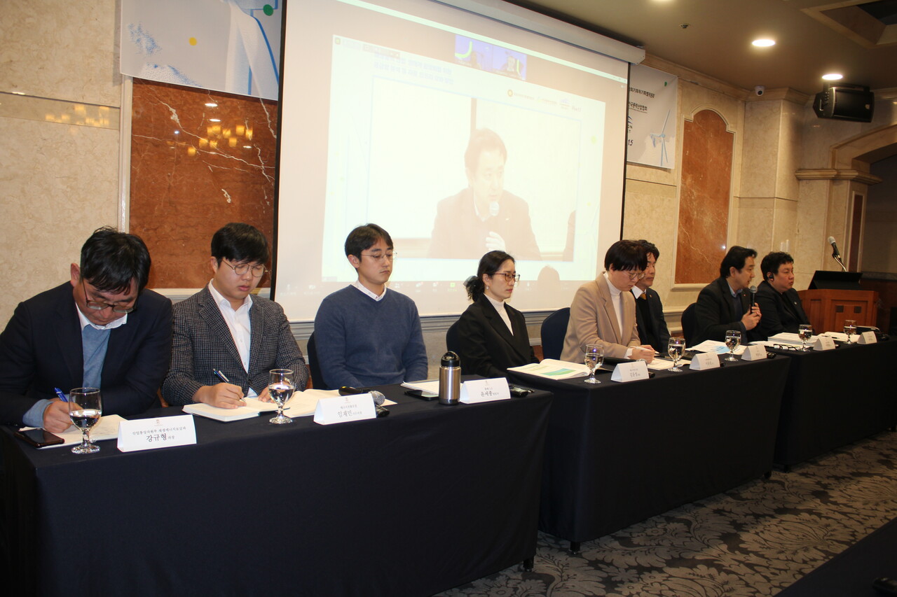 이유진 녹색전환연구소 소장을 좌장으로 한 ▲이중관 SK오션플랜트 이사 ▲박원서 유니슨 사장 ▲김윤성 에너지와공간 대표 ▲윤세종 플랜 1.5 변호사 ▲임재민 에너지전환포럼 사무처장 ▲강규형 산업통상자원부 재생에너지보급과 과장의 패널토론이 진행되고 있다. / 촬영=안상민 기자