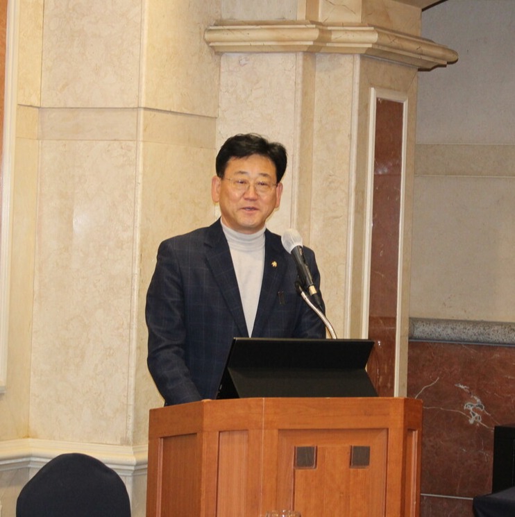 김정호 국회기후위기특별위원회 위원장이 이날 행사에서 환영사를 하고 있다. / 촬영=안상민 기자