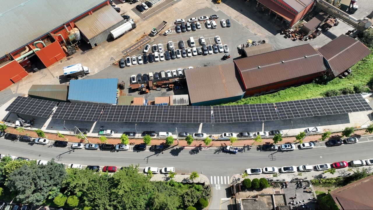 대구 달성군 대동금속 주조공장 주차장에 설치된 지붕 태양광. 그리드위즈의 기술력을 활용해 연평균 6억2000만원의 에너지 비용 절감에 성공했다./제공=그리드위즈