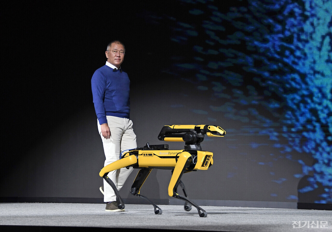 지난 2022년 정의선 현대차그룹 회장이 4족 보행로봇 스팟과 함께 CES 2022' 프레스 콘퍼런스 무대에 오르고 있다./제공=현대차