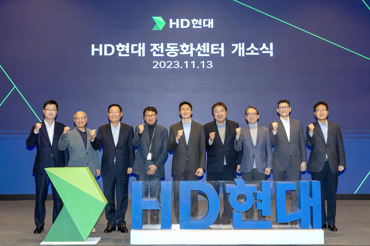 HD현대가 지난 11월 경기도 성남시 HD현대 글로벌R&D센터(GRC)에서 ‘전동화센터’ 개소식을 가졌다.  HD현대는 전세계적인 탈탄소 추세에 맞춰 전동화 기술 확보에 역량을 결집키로 했다. (오른쪽 다섯번째부터 왼쪽으로 정기선 HD현대 부회장, 설승기 전동화센터 기술자문위원)/제공=HD현대   