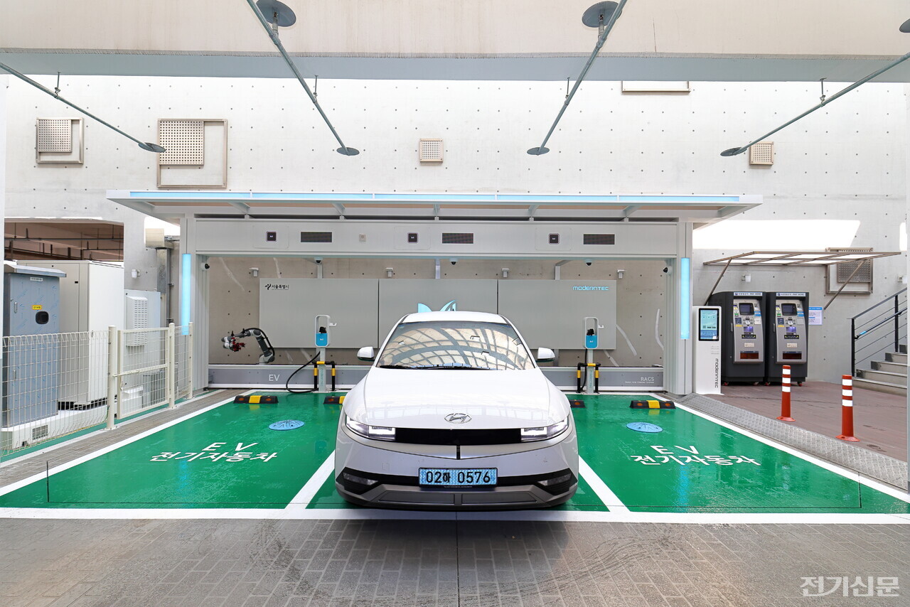 모던텍과 서울시가 신방화역 환승주차장에 설치한 무인 로봇충전기. (제공=모던텍)