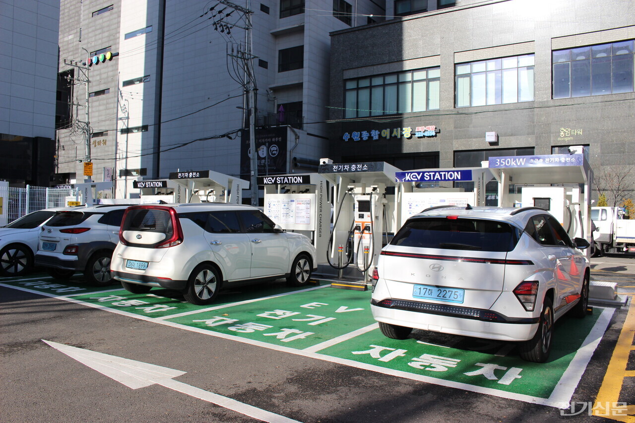 수원 인계동에 위치한 만땅전기차충전소. (촬영=오철 기자)