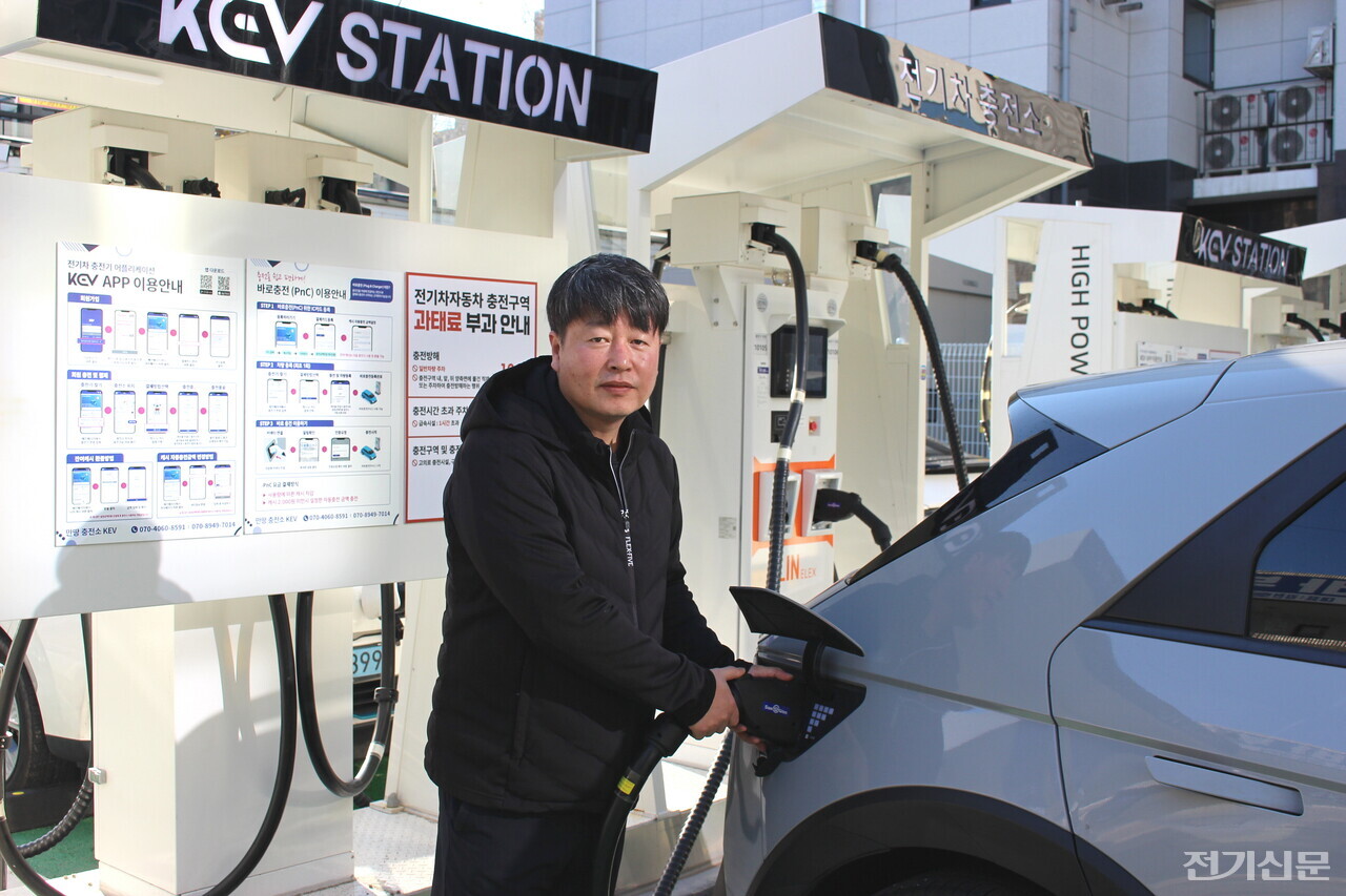 김용석 기사가 전기택시에 충전을 하고 있다. (촬영=오철 기자)