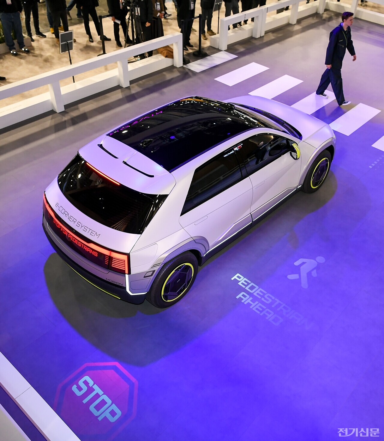 익스테리어 라이팅 기능을 보여주고 있는 모비온. (제공=현대모비스)