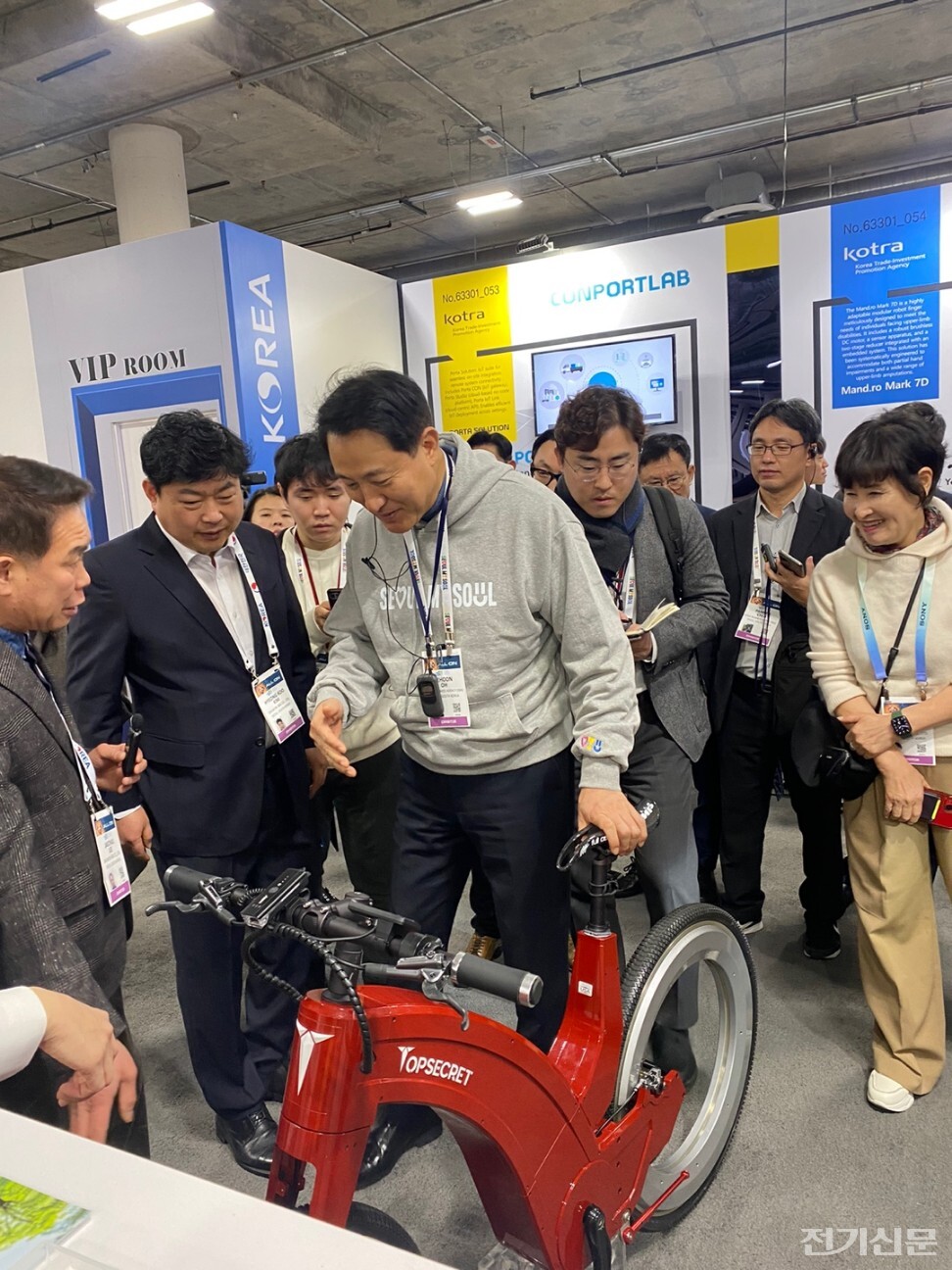 오세훈 서울시장이 지난 9일(현지시간) 미국 라스베이거스 유레카파크 내 통합한국관 대원제이앤비 부스를 방문해 이재철 대원제이앤비 대표(왼쪽 첫 번째)에게 허브리스 전기자전거 '탑시크릿'에 대한 설명을 듣고 있다. (제공=대원제이앤비)