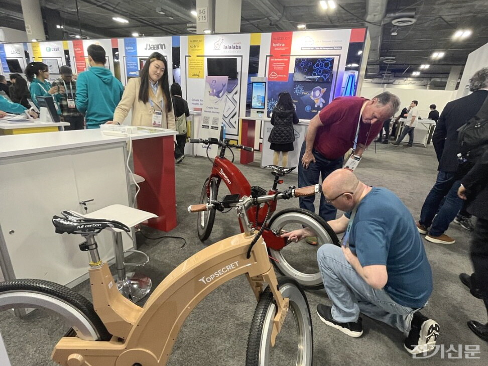 통합한국관 대원제이앤비 부스를 찾은 CES 2024 관람객들이 허브리스 전기자전거 '탑시크릿'를 살펴보고 있다. (제공=대원제이앤비)