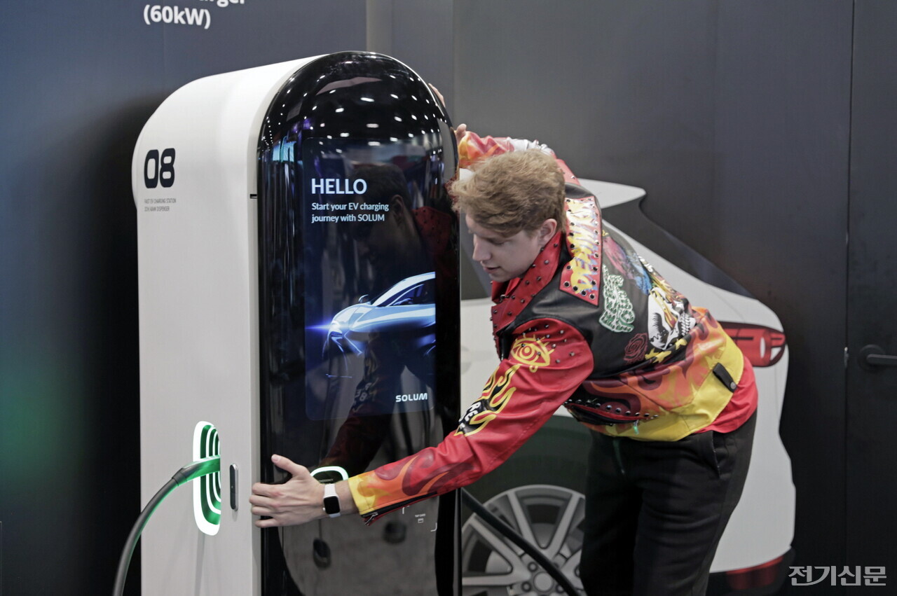 솔루엠 CES 2024 현장에서 배우가 직접 시연하고 있다. (제공=솔루엠)