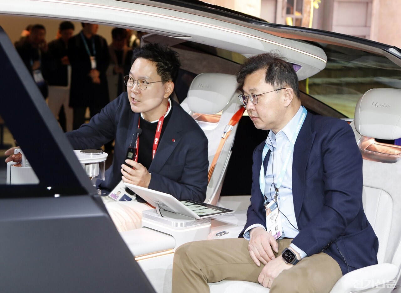 최재원 SK그룹 수석부회장(오른쪽)이 10일(현지시간) 미국 라스베이거스에서 열린 CES 2024 LG전자 부스에서 관계자로부터 미래 모빌리티 콘셉트 ‘알파블’에 대한 설명을 듣고 있다. (제공=SK온)