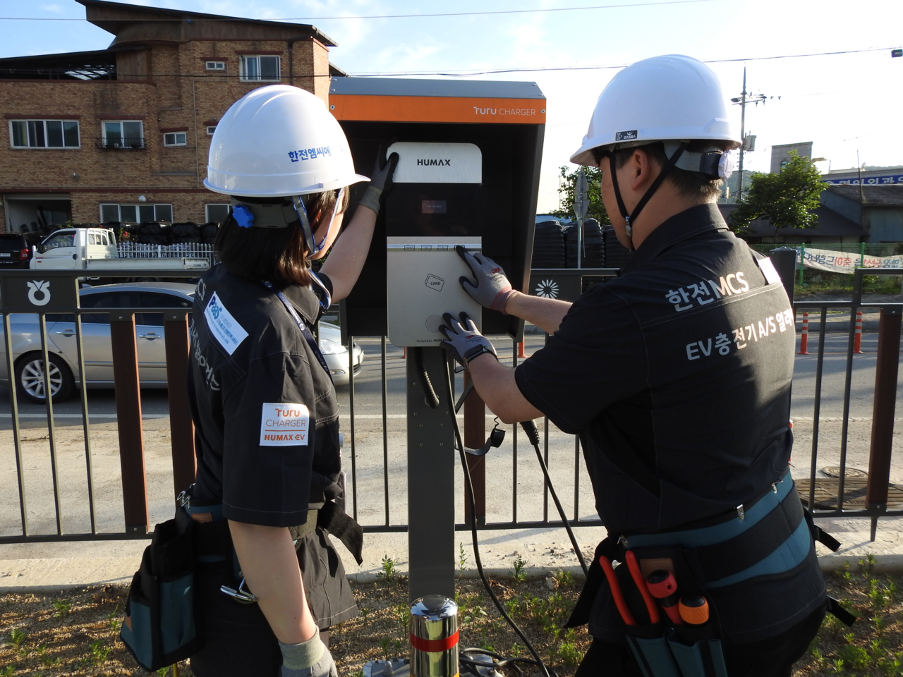 전기차 충전기 유지보수 작업 현장. (제공=한전MCS)