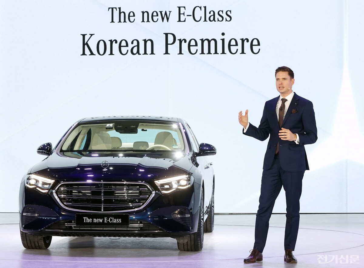 올리버 퇴네 메르세데스-벤츠 AG 제품 전략 및 운영 총괄 부사장이 19일 코엑스에서 진행된 ‘더 뉴 E-클래스 코리안 프리미어 미디어 출시 행사’에 참석해, E-클래스의 11세대 완전변경 모델 ‘더 뉴 E-클래스’에 대해 소개하고 있다. (제공=벤츠 코리아)