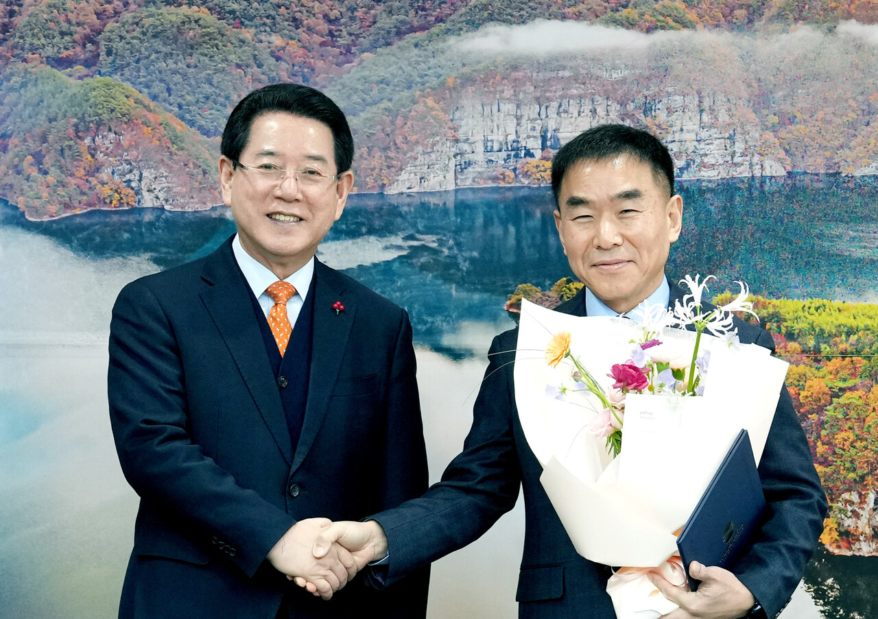 김영록 전라남도지사(왼쪽)가 도청 접견실에서 황규철 신임 녹색에너지연구원 6대 원장에게 임명장을 수여하고 있다. 제공=경남도