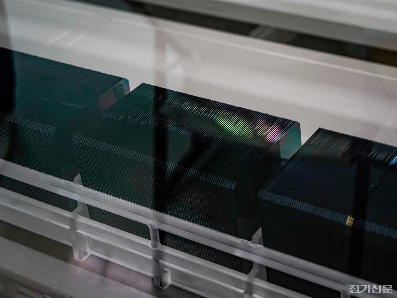 CAST에서 소재별 태양광전지의 성능 실험을 진행하고 있다. /촬영=김진후 기자.