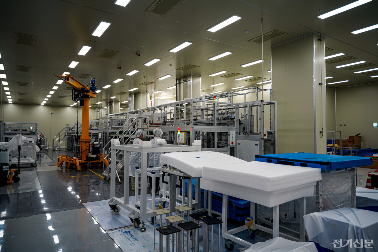 CAST 연구인력들이 주성엔지니어링의 양산성 검증 설비를 가동 중이다. /촬영=김진후 기자.