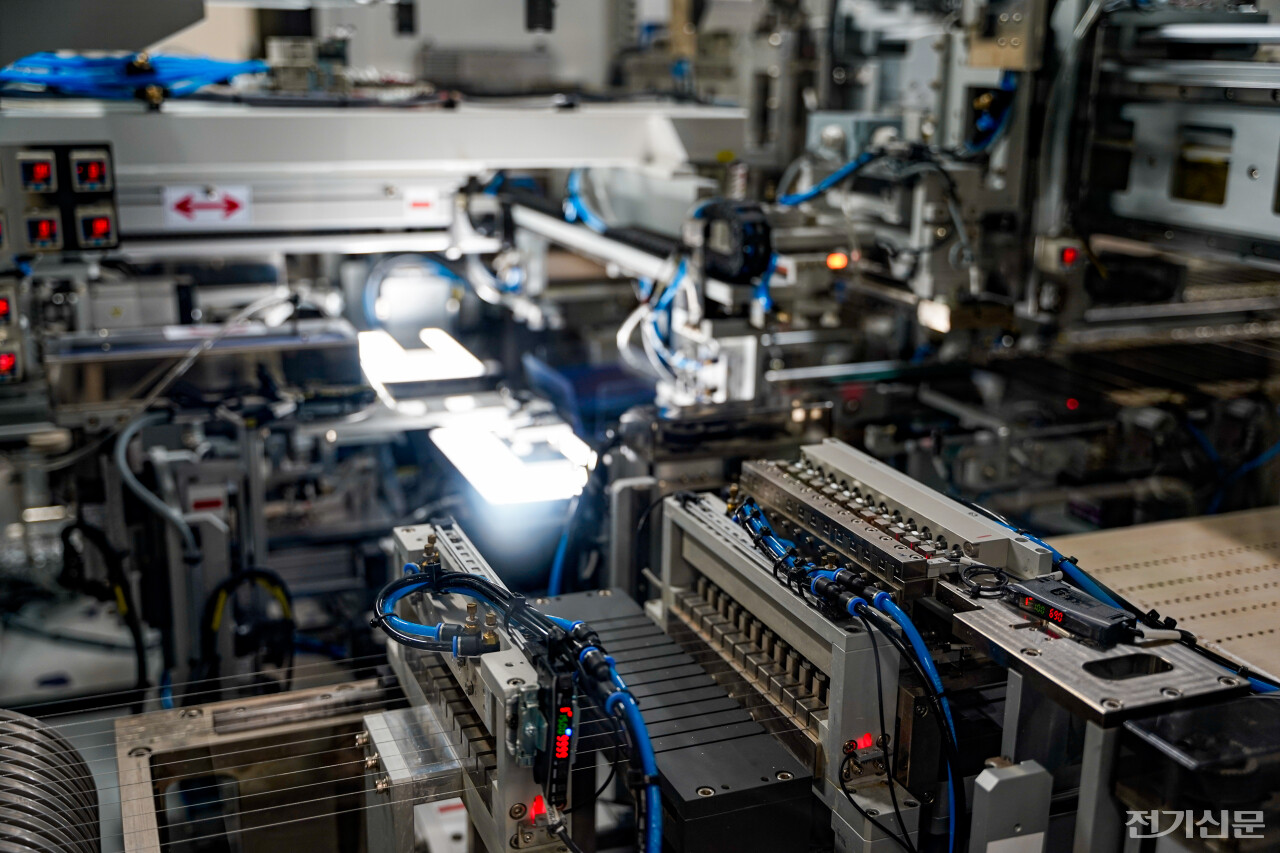 CAST에 설치된 한화모멘텀의 태양광전지 제조 설비가 양산성 검증을 진행하고 있다. /촬영=김진후 기자.