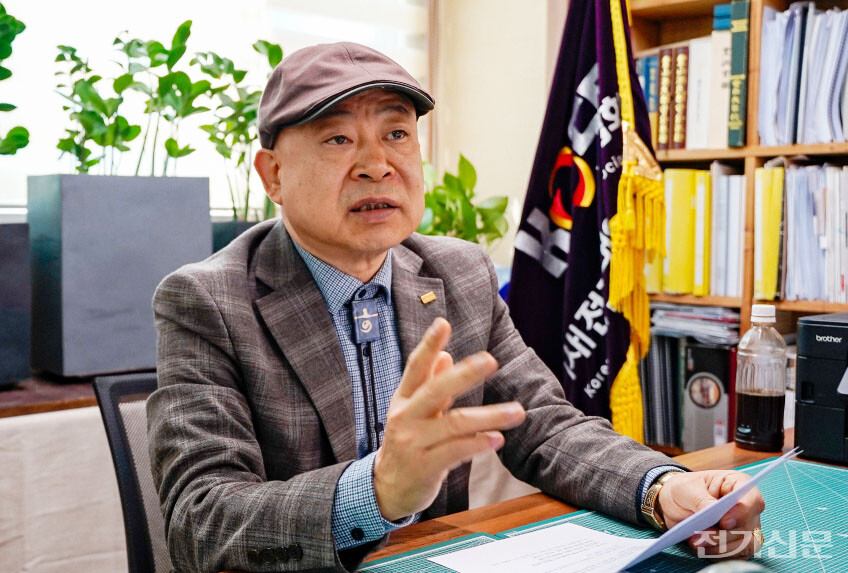 홍기웅 전국태양광발전협회 회장이 본지 질의에 답하고 있다. /촬영=김진후 기자.