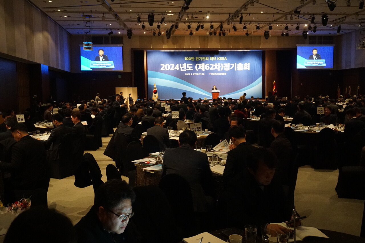  2월 27일 63컨벤션센터에서 열린 한국전기기술인협회 ‘2024년도(제62차) 정기총회’에서 김선복 회장이 개회사를 하고 있다. / 촬영= 조정훈 기자