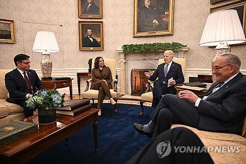 바이든 미국 대통령이 미 상·하원 여야 지도부와 예산안을 놓고 회동한 모습. / 사진=연합뉴스