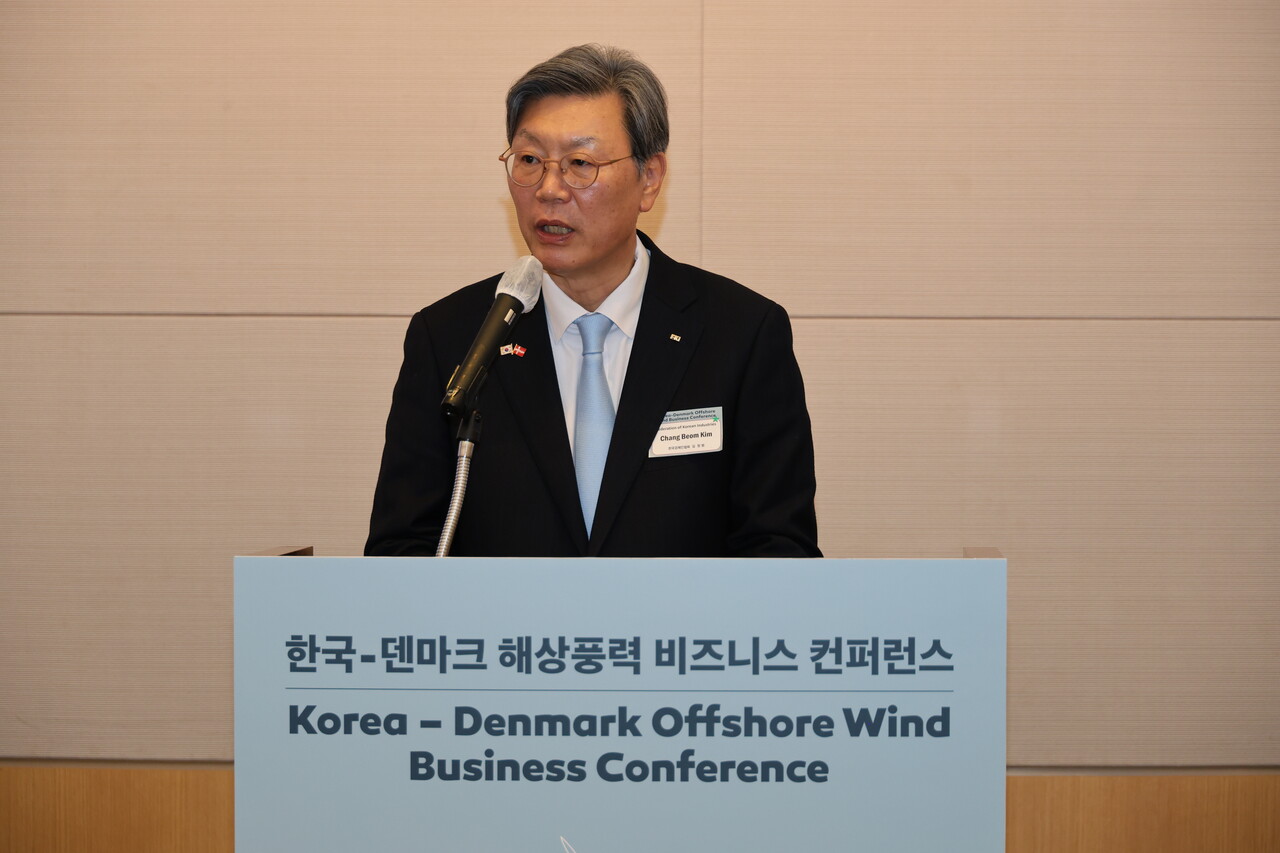 6일 서울 KFI 컨퍼런스 센터에서 열린 ‘한국-덴마크 해상풍력 비즈니스 컨퍼런스’에서 김창범 한국경제인협회 부회장이 개회사를 하고 있다. / 제공=한국풍력산업협회