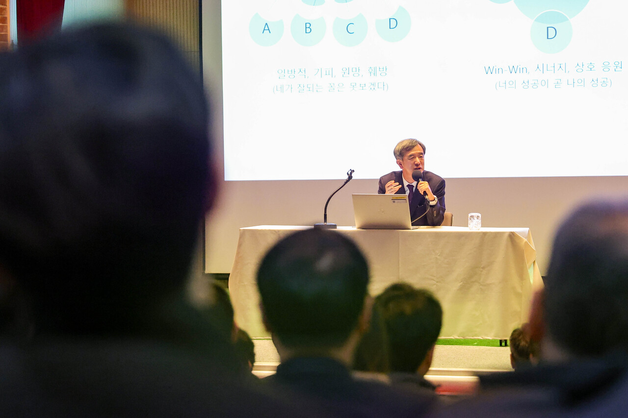 비전가치의날 토크콘서트 진행하는 한국마사회 정기환 회장