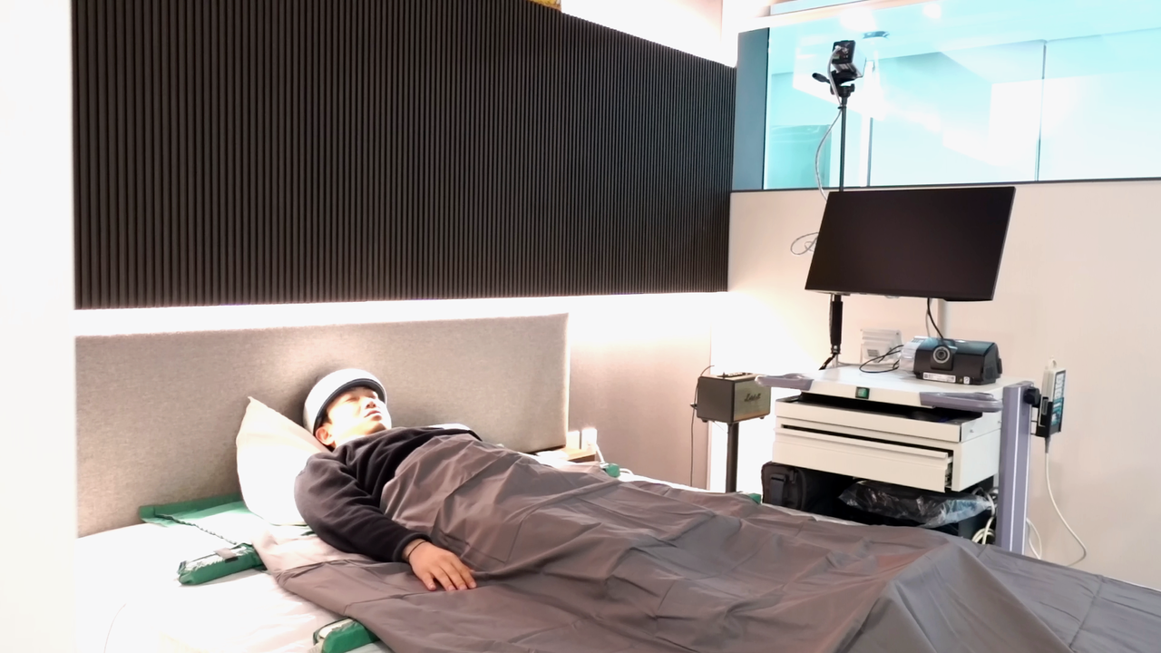 15일 개소식을 진행한 수면산업진흥센터 내에서 수면 시험을 진행하고 있다. /사진=KTC