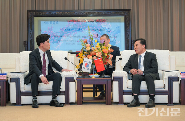 지난해 5월 박원서 유니슨 대표(왼쪽)가 장 츠완웨이(Zhang Chuan wei) 밍양 회장을 만나 기술개발투자 협약을 맺고 있는 모습. / 제공=유니슨
