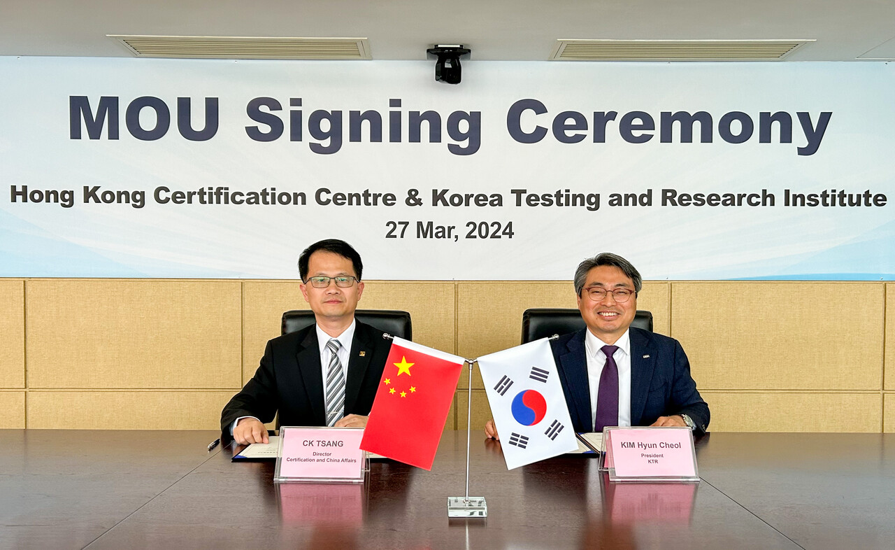 김현철 KTR 원장(오른쪽)이 씨케이 창 홍콩 HKCC 이사와 상호 협력을 위한 업무협약을 체결했다.[사진=KTR]