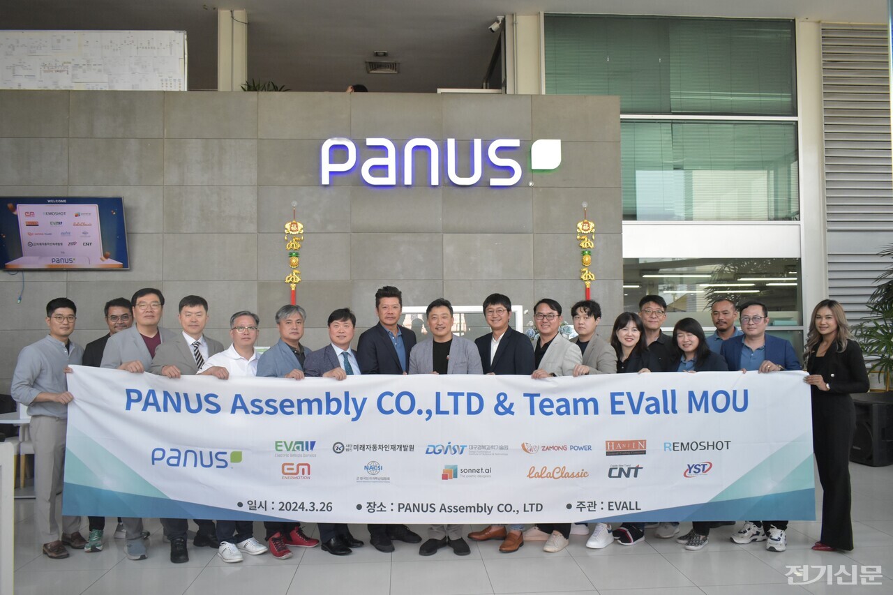 팀코리아 13개 기업들이 태국 1위 상용차 기업 PANUS와 업무협약을 체결하고 기념사진을 찍고 있다. [사진=자몽파워]