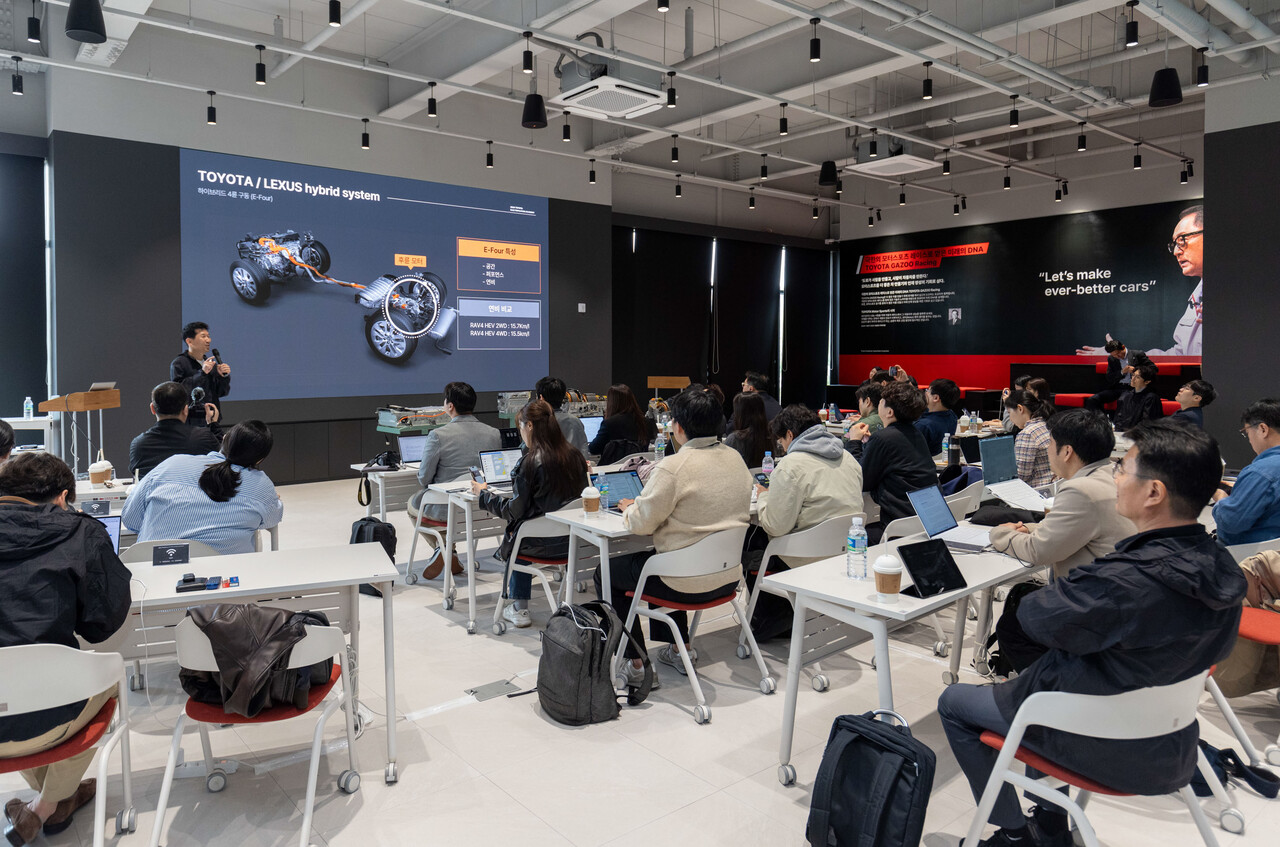 토요타코리아 이병진 부사장이 전동화 기술을 소개하고 있다. [제공=토요타코리아]