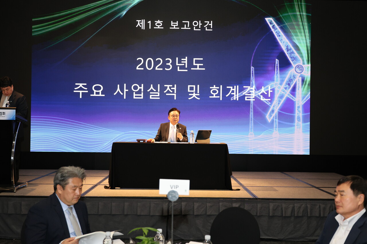 박경일 한국풍력산업협회 회장이 19일 ‘반얀트리 서울’에서 열린 제 1차 정기총회에서 안건을 상정하고 있다. [사진=안상민 기자]