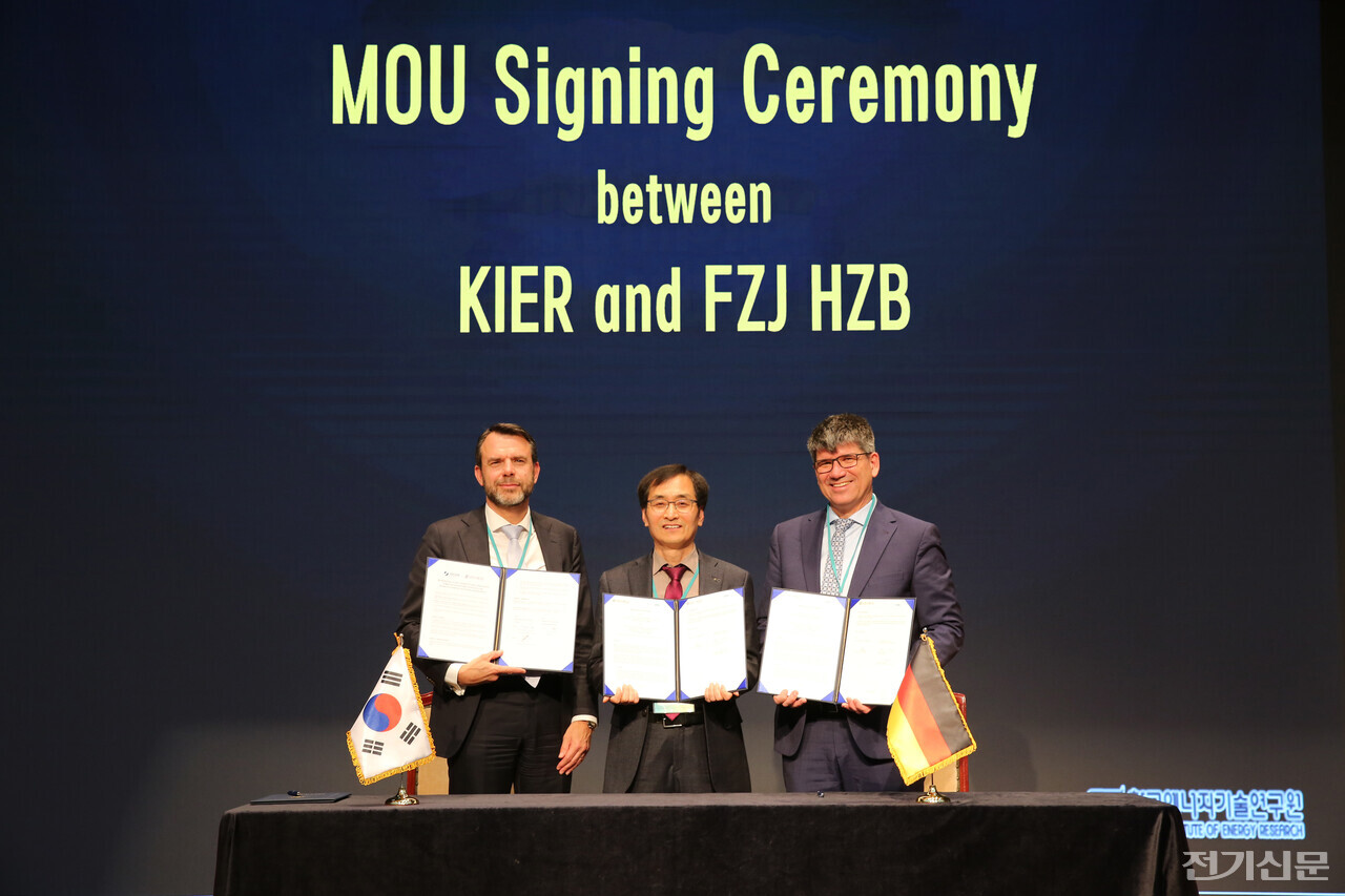 (왼쪽부터) 페터 얀즌즈 FZJ 에너지 이사, 이창근 한국에너지기술연구원 원장, 베른트 레히 HZB 과학 이사가 협약 체결 후 기념촬영을 하고 있다. [제공=한국에너지기술연구원.]