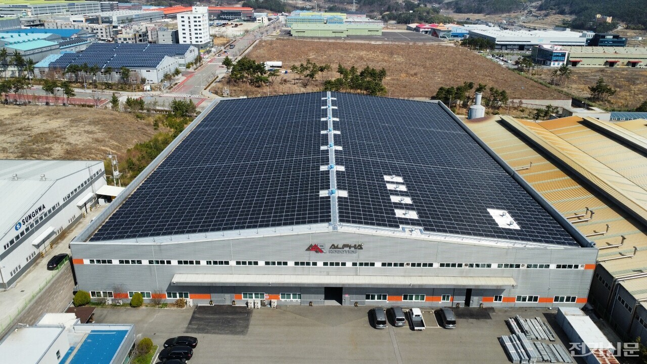 트리나솔라가 모듈을 공급한 충남 아산시 2.7MW 규모 산업단지 지붕태양광(루프탑) 발전소 전경. [제공=트리나솔라.]